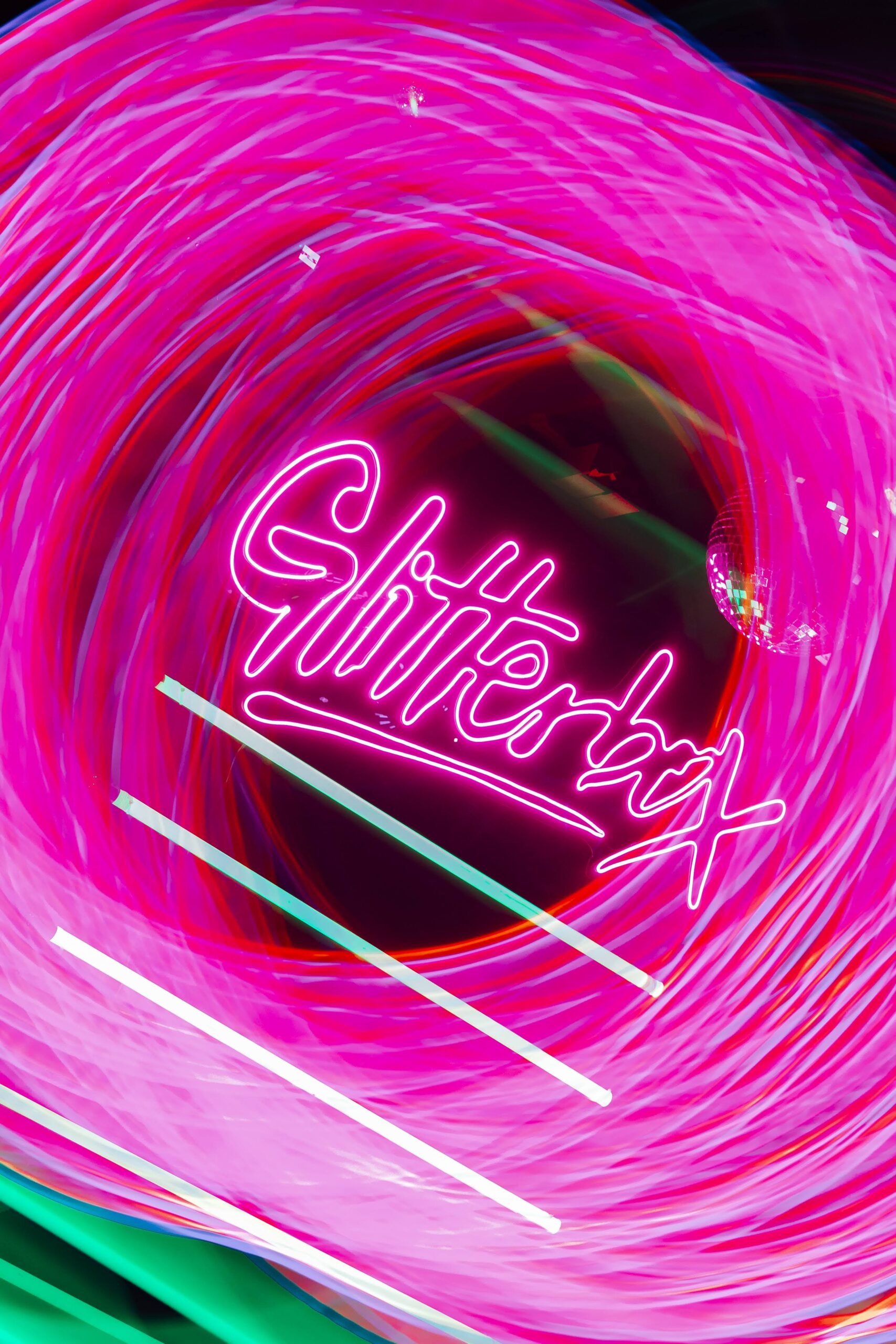 Registro visual de case da Glitterbox operado pela bardot