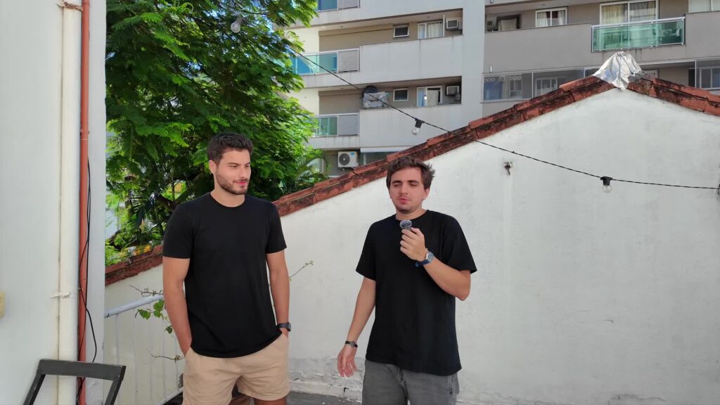 Frame escolhido como poster do vídeo hero da Casa bardot